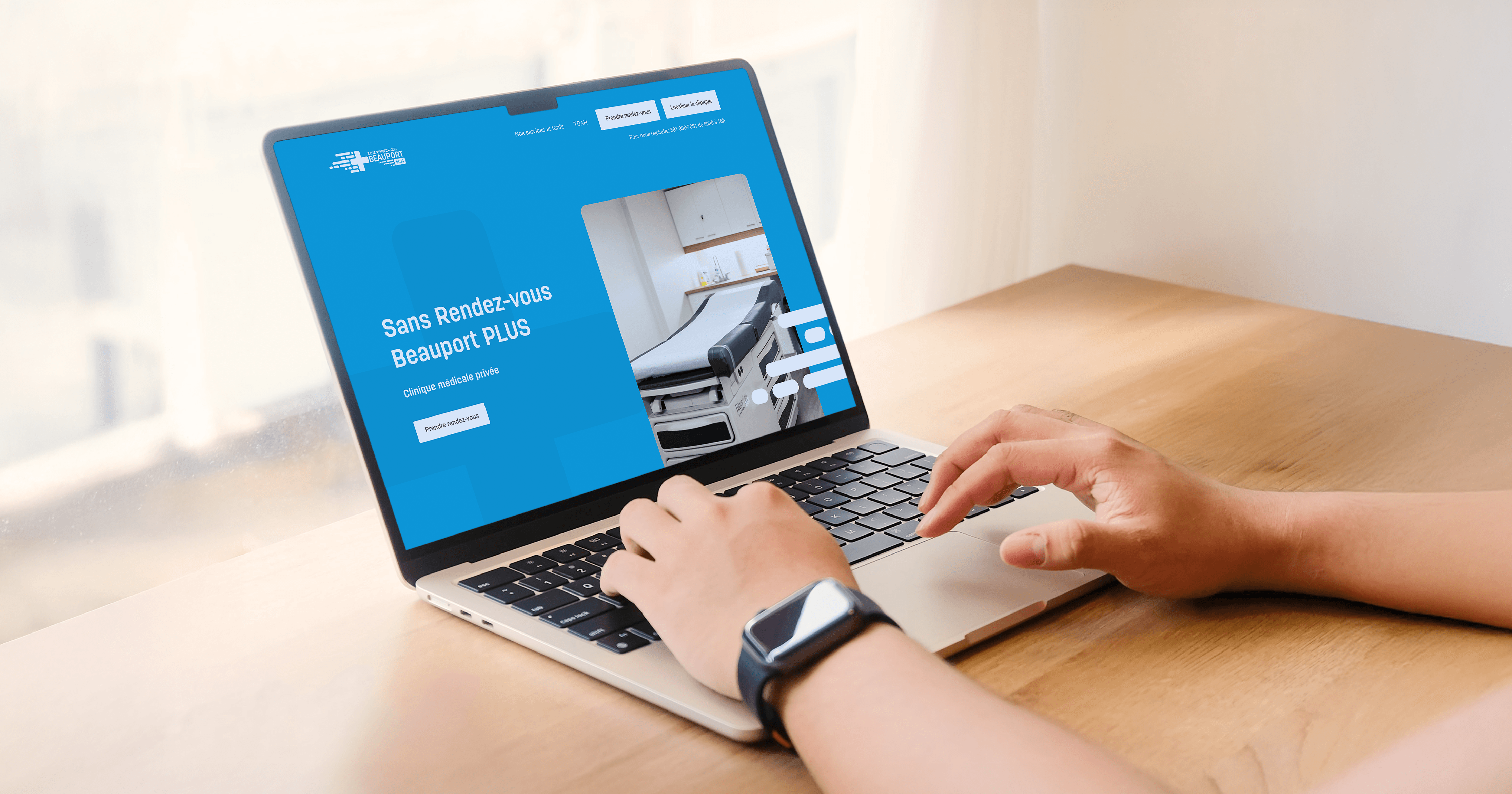 Personne devant son ordinateur qui prend un rendez-vous médical