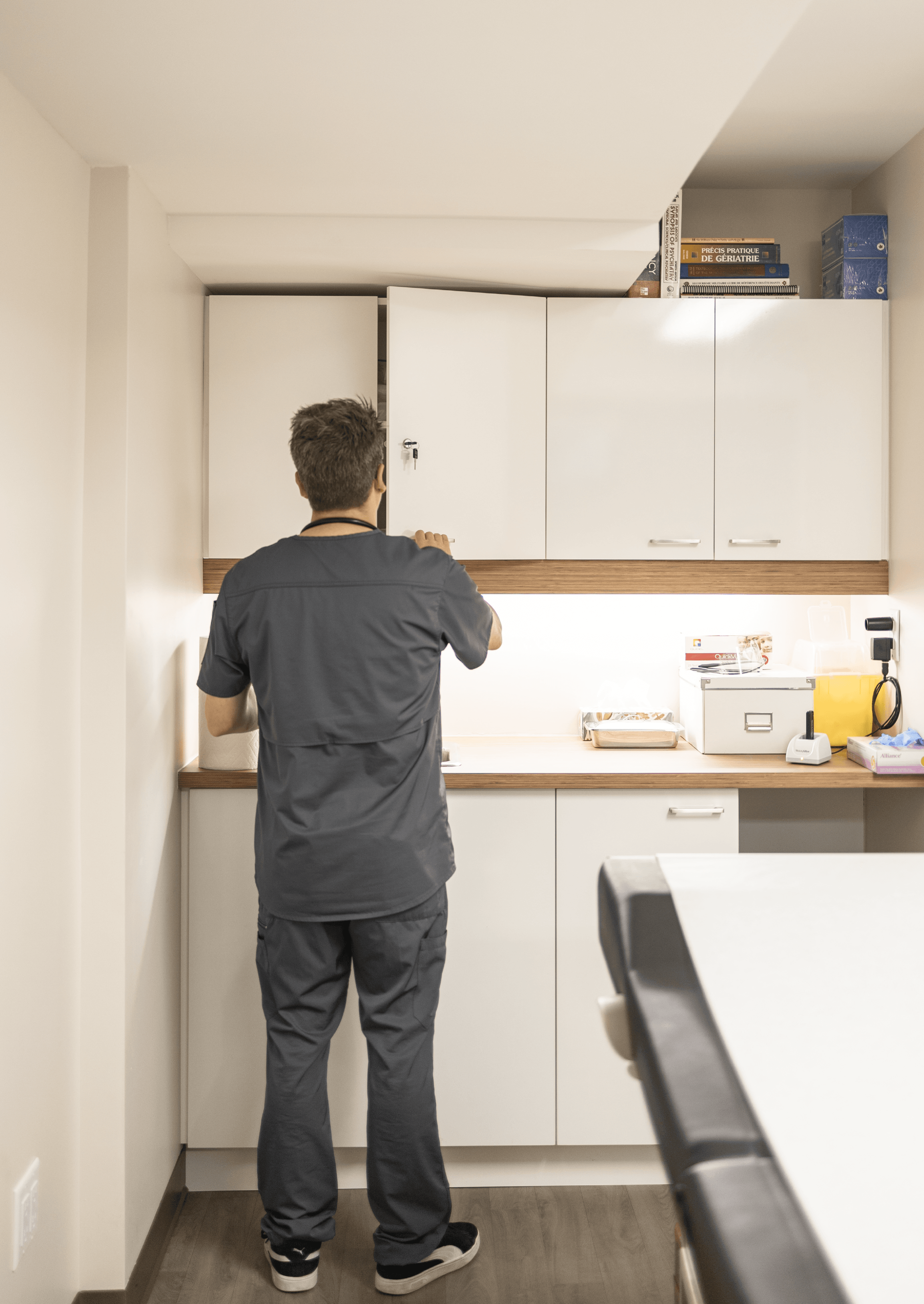 Docteur ouvrant une armoire